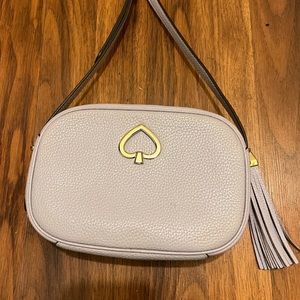 Kate Spade small purse. Can be worn crossbody or at side.Excellent condition!